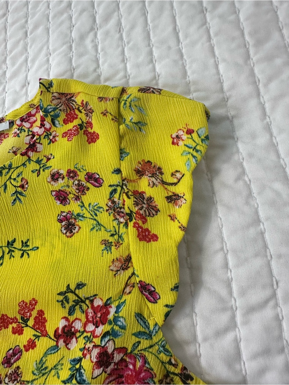 City Vibe Women’s M Yellow Floral Cap-Sleeve Blouse - Bright Yellow Floral Print - Picture 8 of 11